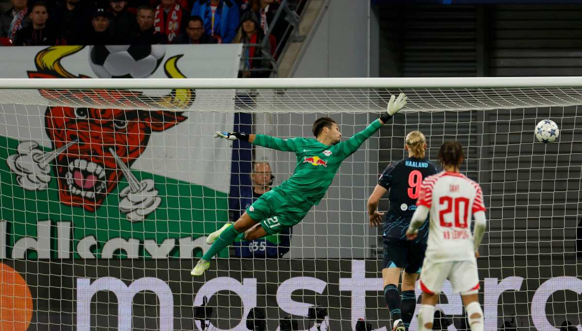 El portero del Leipzig no pudo evitar el disparo de Julián Álvarez, que significó el tercer gol del City. (Foto Prensa Libre: AFP)