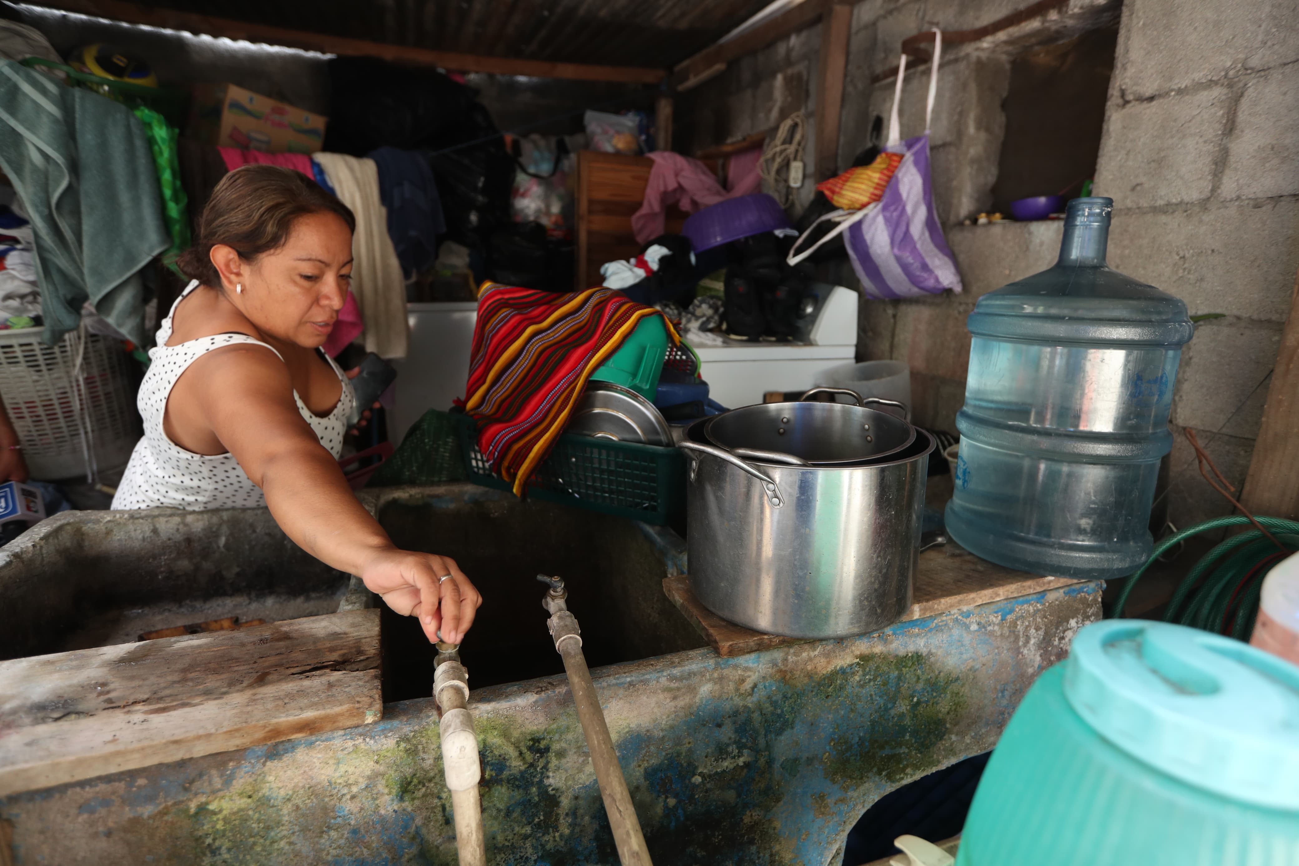 Vecinos de la zona 3 de la capital señalan que tienen más de una semana sin agua. (Foto Prensa Libre: Esbin García).