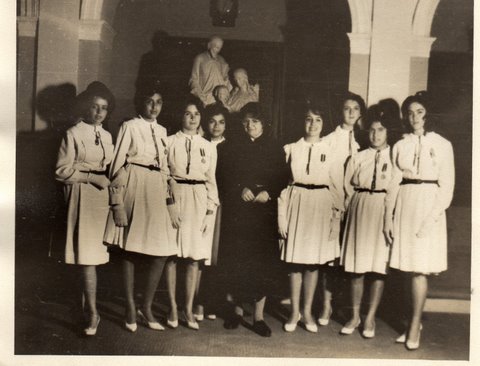Hermana Margarita Arrivillaga con Graduandas luciendo el uniforme de gala de la década de los años 50. (Foto Prensa Libre: Archivo Colegio Belga)