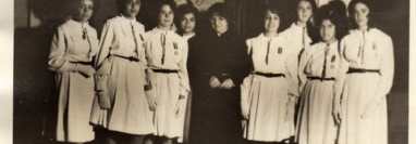 Hermana Margarita Arrivillaga con Graduandas luciendo el uniforme de gala de la década de los años 50. (Foto Prensa Libre: Archivo Colegio Belga)
