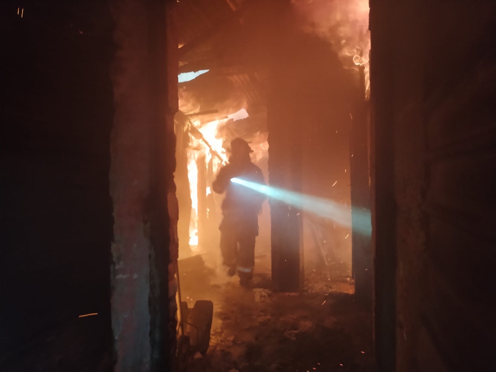 Unas 12 viviendas y negocios fueron pasto de las llamas debido a un incendio que ocurrió la tarde de este 21 de octubre en la 3 avenida B 26 calle de la zona 1 de la capital. (Foto Prensa Libre: Bomberos Voluntarios)
