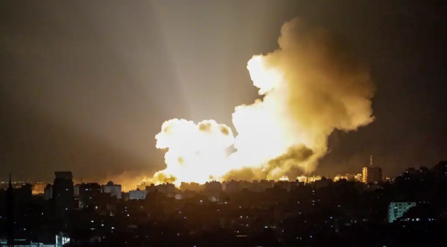 Israel respondió con fuertes bombardeos en la Franja de Gaza a la ofensiva de Hamás. (Foto Prensa Libre: EFE)