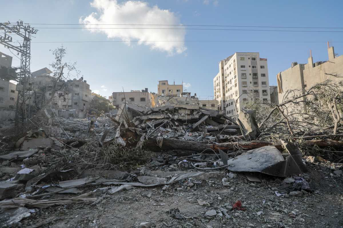 La ciudad de Gaza sufre escasez de los suministros básicos para la población. (Foto Prensa Libre: EFE)
