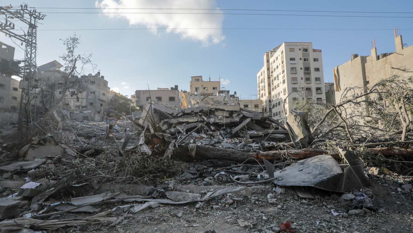 La ciudad de Gaza sufre escasez de los suministros básicos para la población. (Foto Prensa Libre: EFE)
