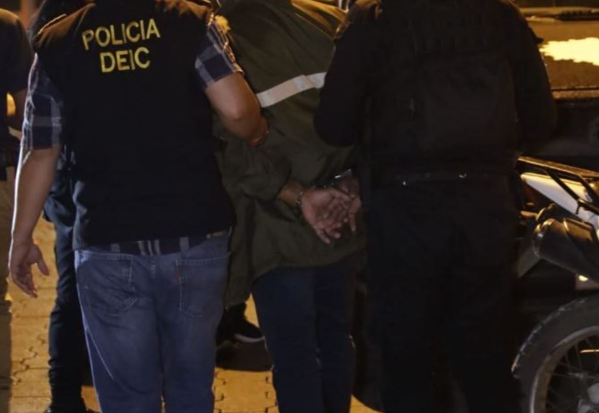 Gerardo “N” fue detenido en Amatitlán, donde le decomisaron dinero y municiones. (Foto Prensa Libre: PNC) 