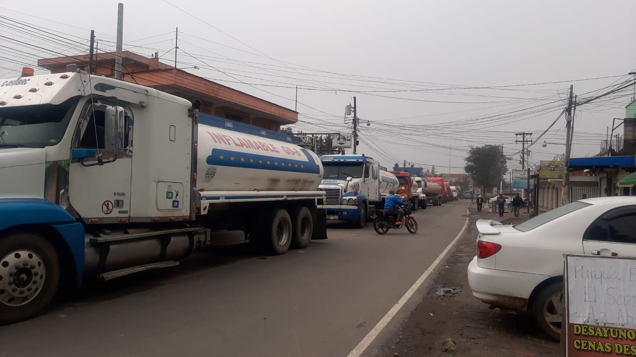 Gasolinas en Guatemala: Ya hay desabastecimiento en el interior y hay riesgos en la capital si siguen bloqueos, advierten transportistas