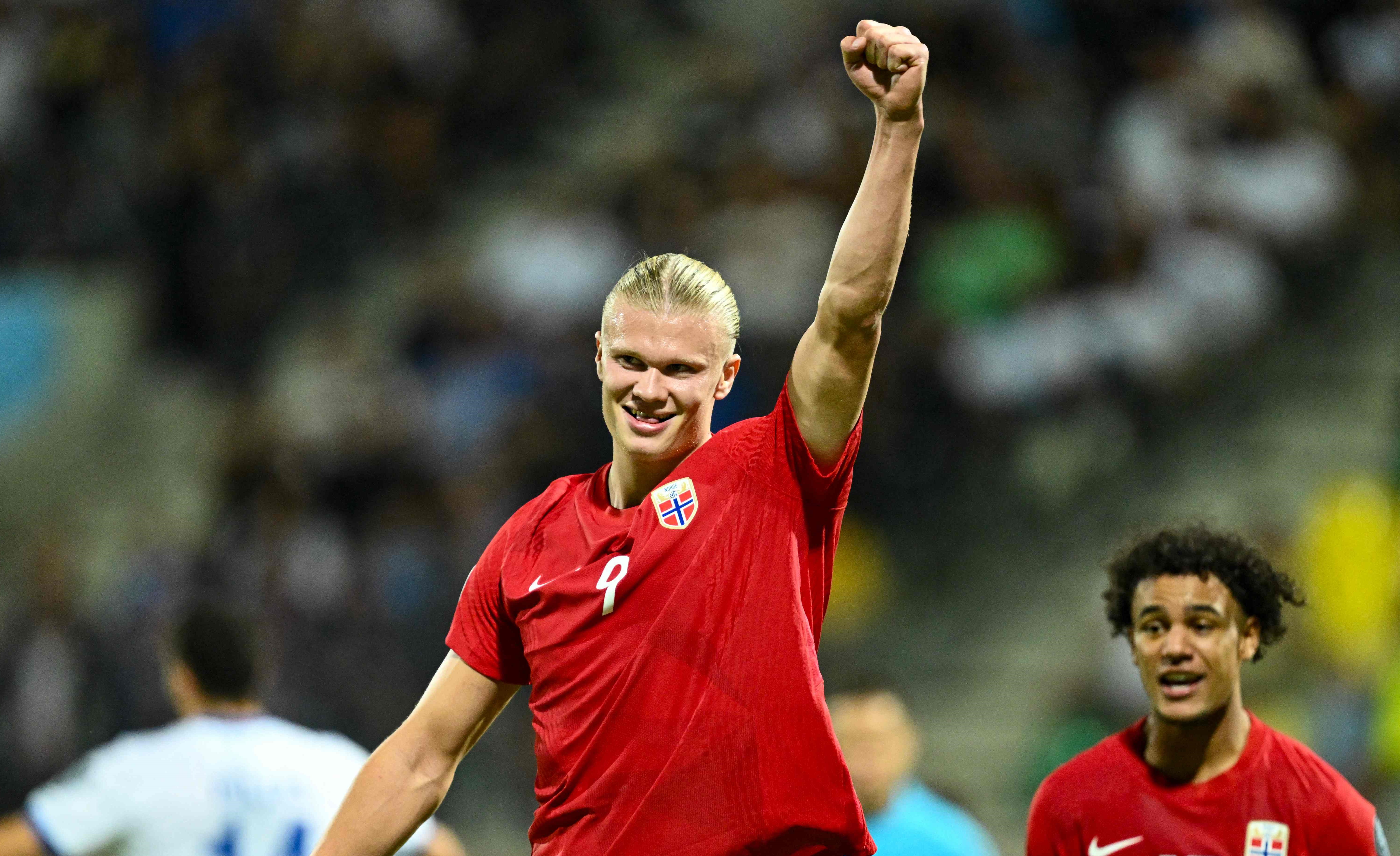 Erling Haaland celebra uno de los dos goles que consiguió en la victoria de Noruega contra Chipre. (Foto Prensa Libre: AFP).