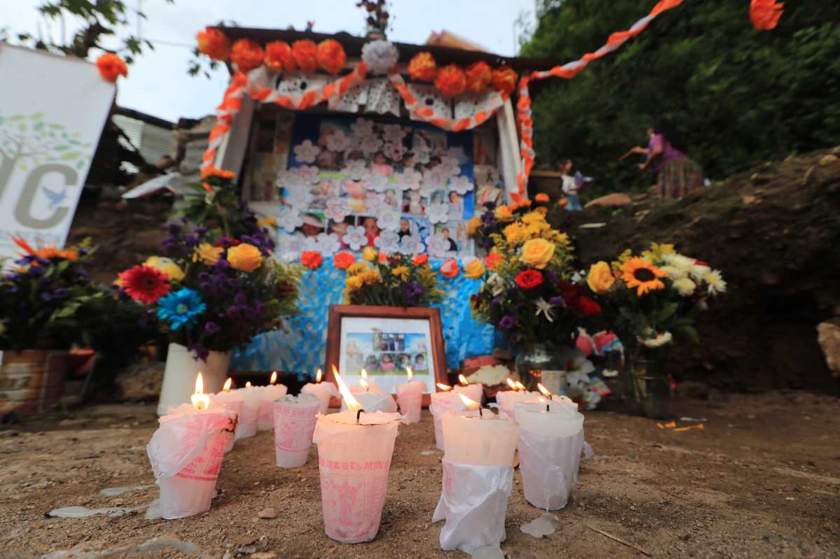 Imágenes: Familiares de las víctimas de la tragedia en asentamiento Dios es fiel se reúnen para rendirles homenaje