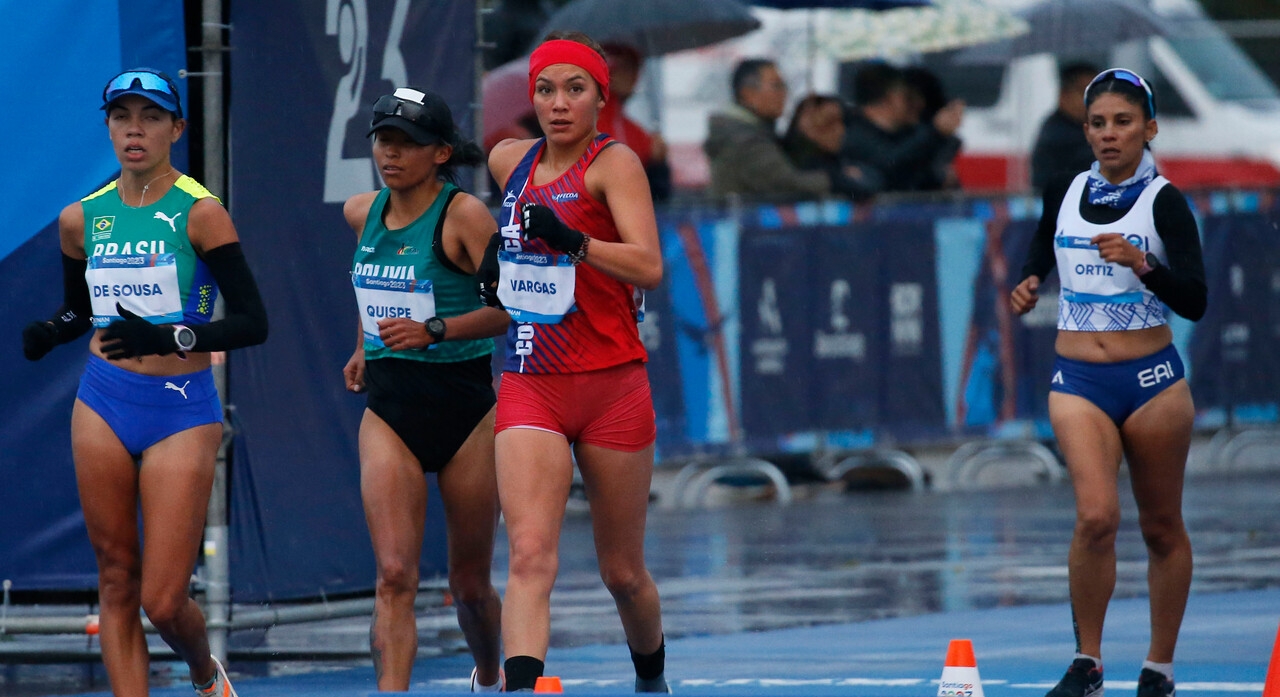 La atleta guatemalteca, Mirna Ortiz (blanco), durante la prueba de 20k marcha. (Foto Prensa Libre: Photosport)