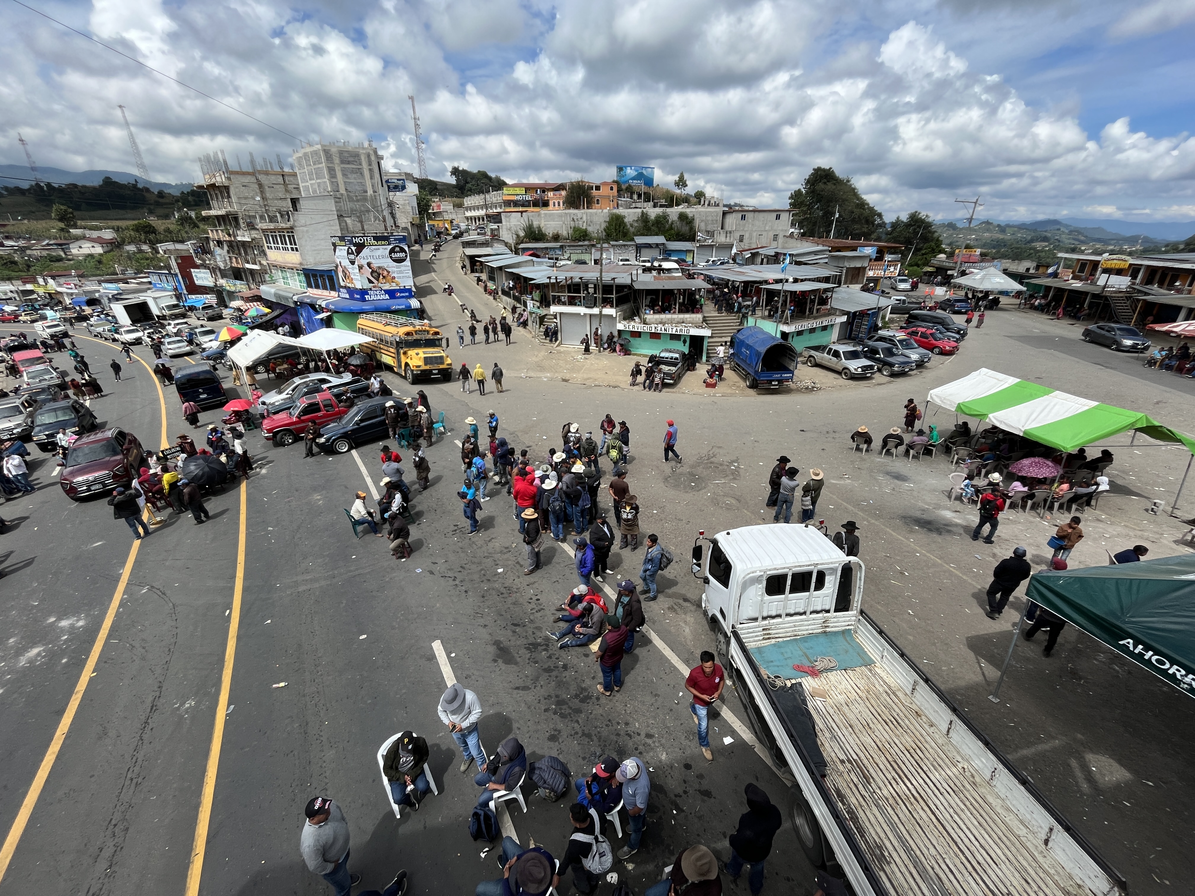 Los bloqueos en Sololá generan inconformidad a los vecinos que señalan que no pueden movilizarse para trabajar. (Foto Prensa Libre: Mynor Toc)