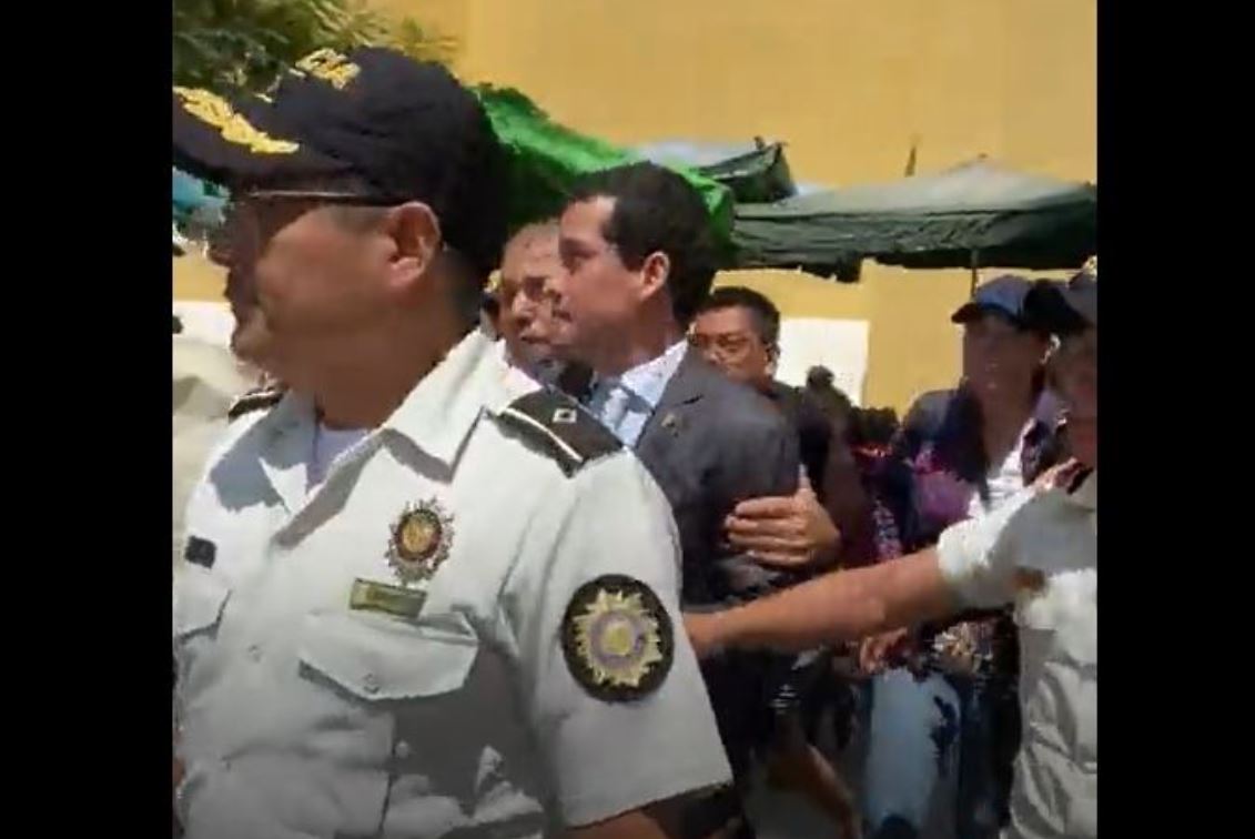 Momento en que Miguel Martínez es abucheado a su salida de una iglesia en Antigua Guatemala. (Foto: Captura de video)