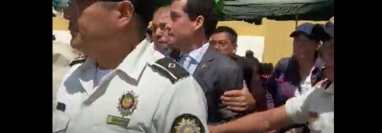 Momento en que Miguel Martínez es abucheado a su salida de una iglesia en Antigua Guatemala. (Foto: Captura de video)