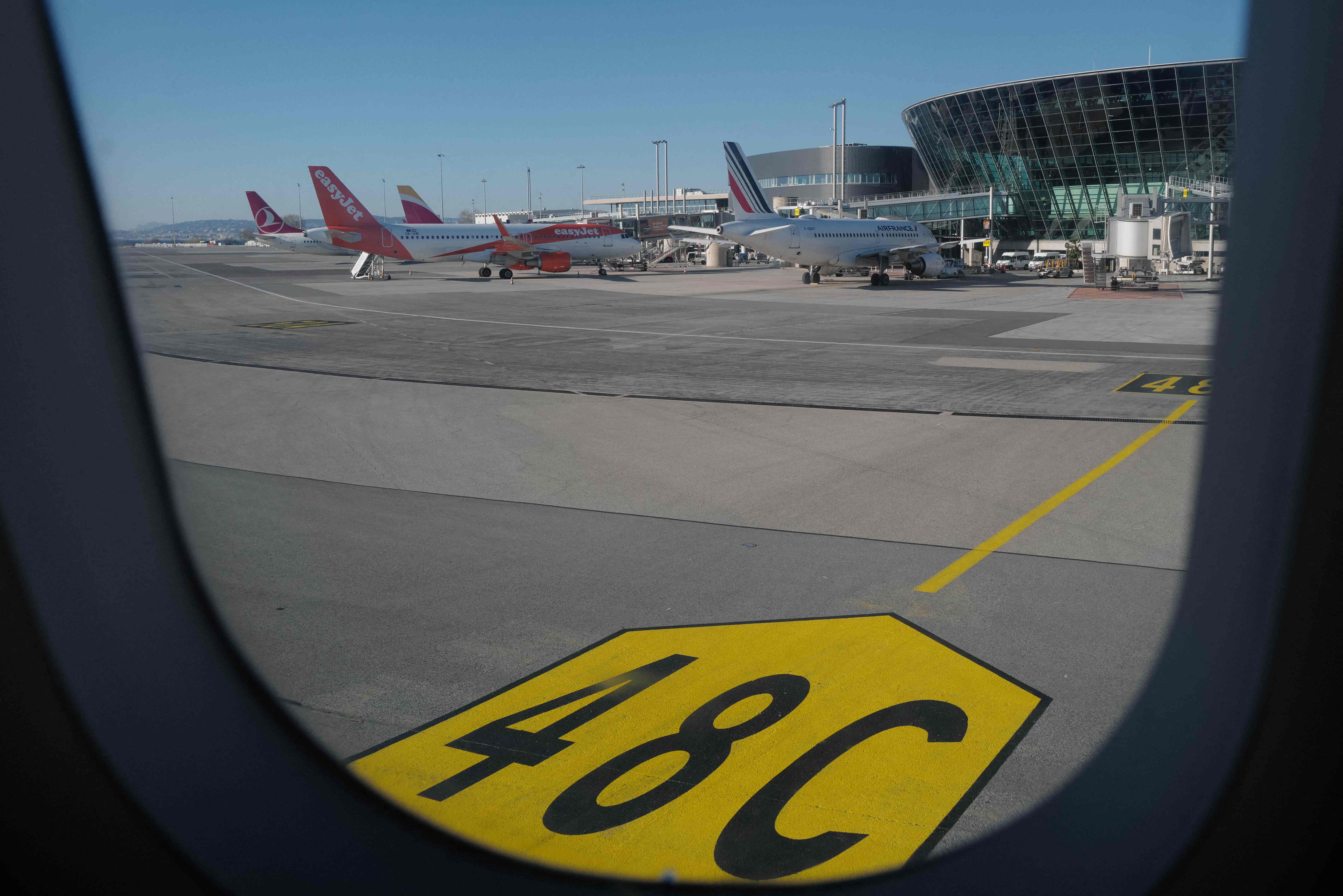 “Quería despertarme” Piloto en EE.UU. intentó apagar motores de avión en pleno vuelo tras haber tomado hongos “mágicos”