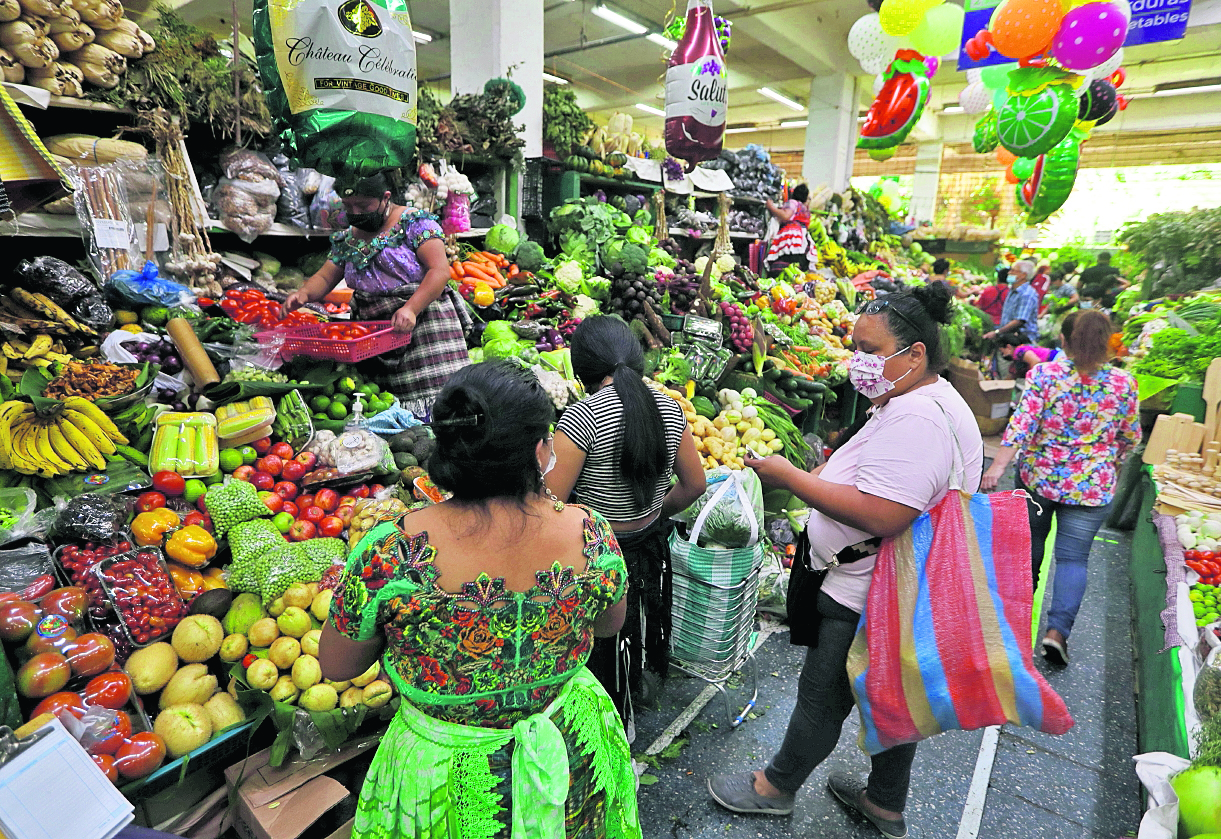 Vendedores del mercado central, ofrecen su producto para elaborar el tradicional fiambre en el Día de Todos los Santos.