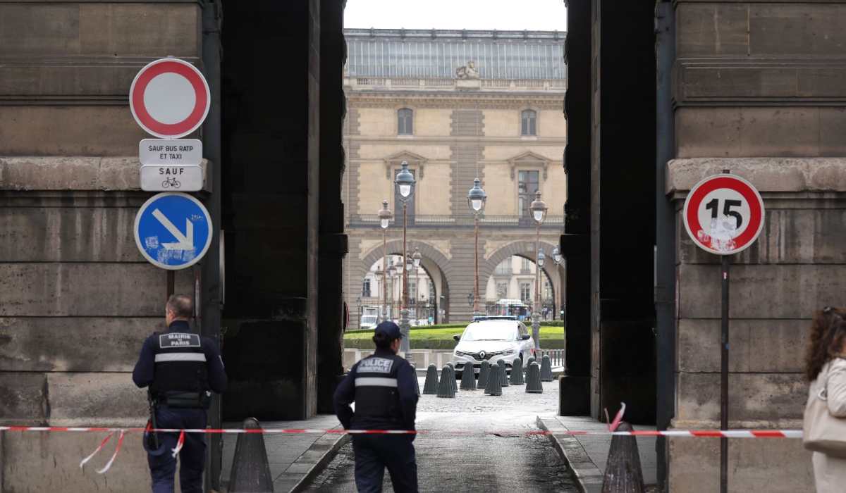 La policía se encuentra en una zona acordonada cerca del Museo del Louvre en París, Francia, 14 de octubre de 2023. (Foto Prensa Libre: EFE)