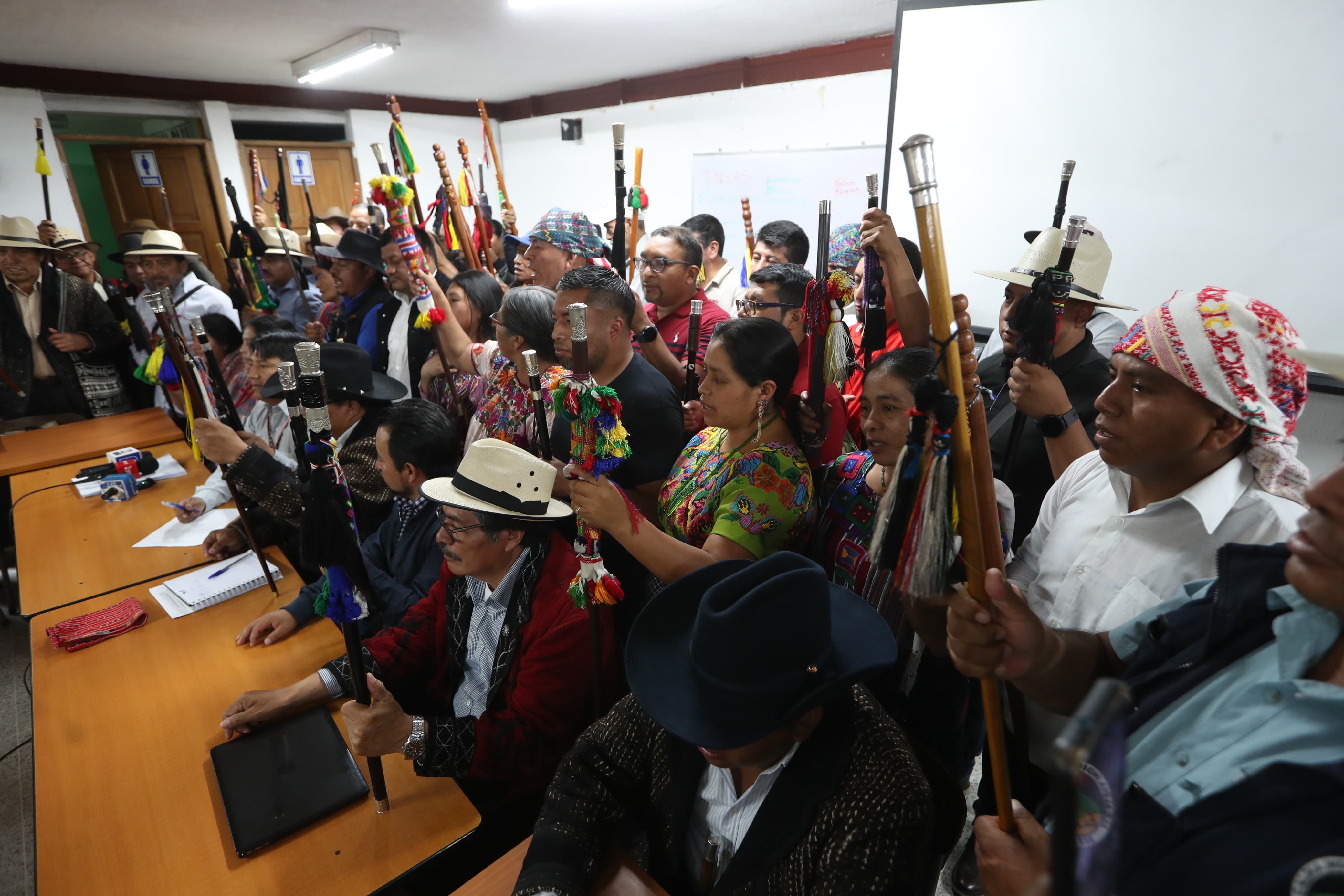 Líderes indígenas durante una conferencia de prensa en la que tocaron varios temas referentes a las manifestaciones en Guatemala. (Foto Prensa Libre: Esbin García)