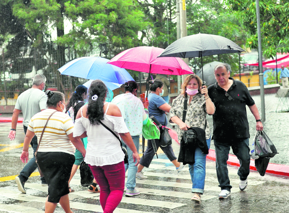 Para el 20, 21 y 22 de octubre 2023 se esperan lluvias durante la tarde y noche. (Foto Prensa Libre: Erick Ávila). 