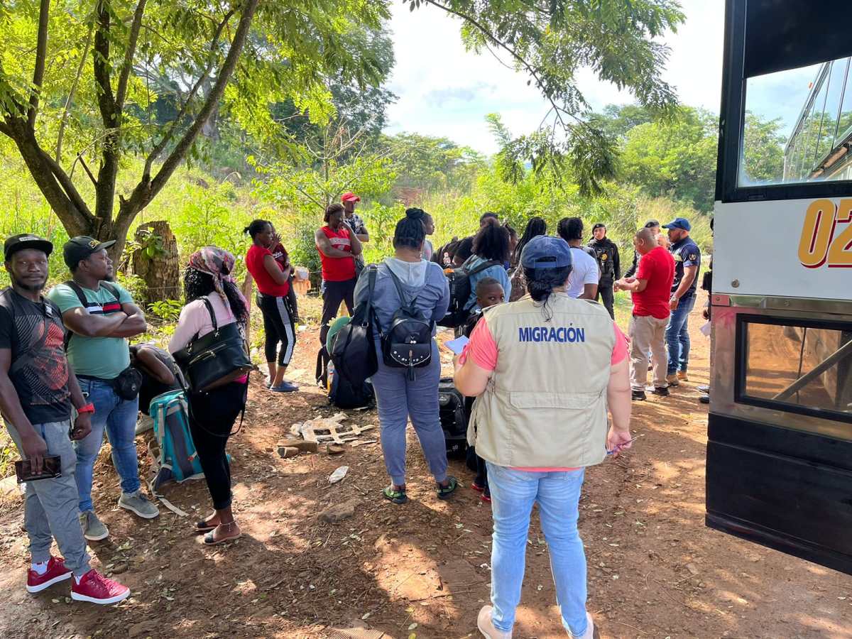 Personal del Instituto Guatemalteco de Migración participan de un operativo para detectar a extranjeros que ingresaron sin autorización. (Foto Prensa Libre: IGM)