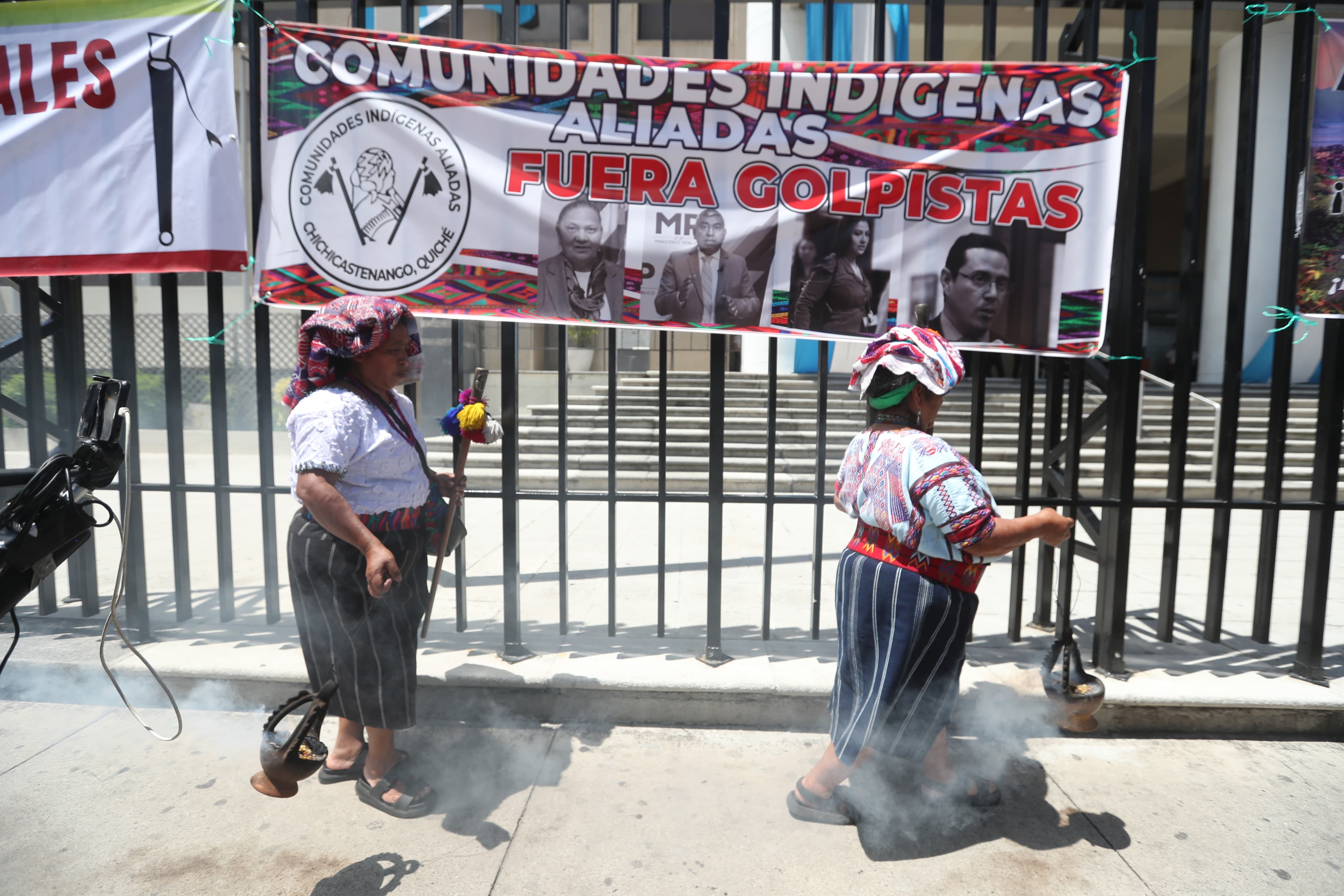 Integrantes de organizaciones indígenas, civiles y estudiantiles de Guatemala han expresado rechazo a los allanamientos del MP en oficinas electorales. (Foto Prensa Libre: É. Ávila)