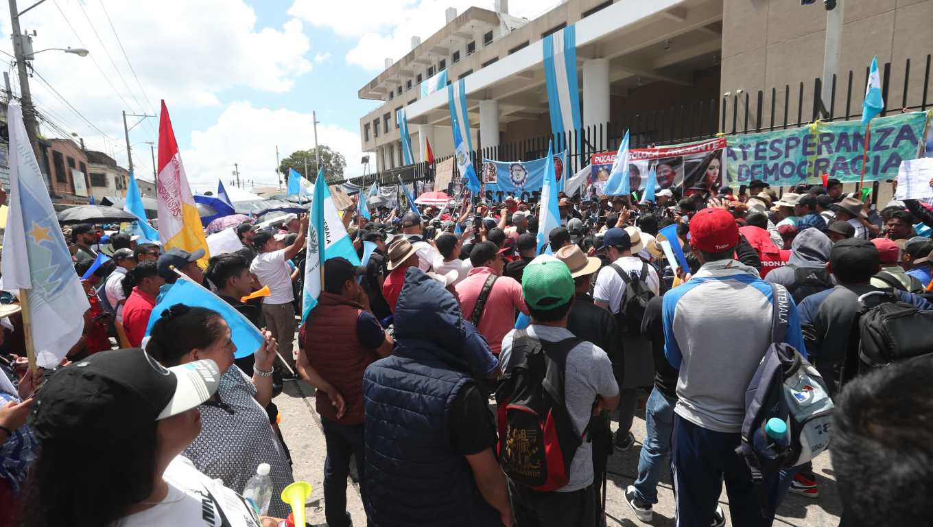Protesta frente al MP para exigir la renuncia de  la fiscal general, Consuelo Porras. (Foto Prensa Libre: Érick Ávila)