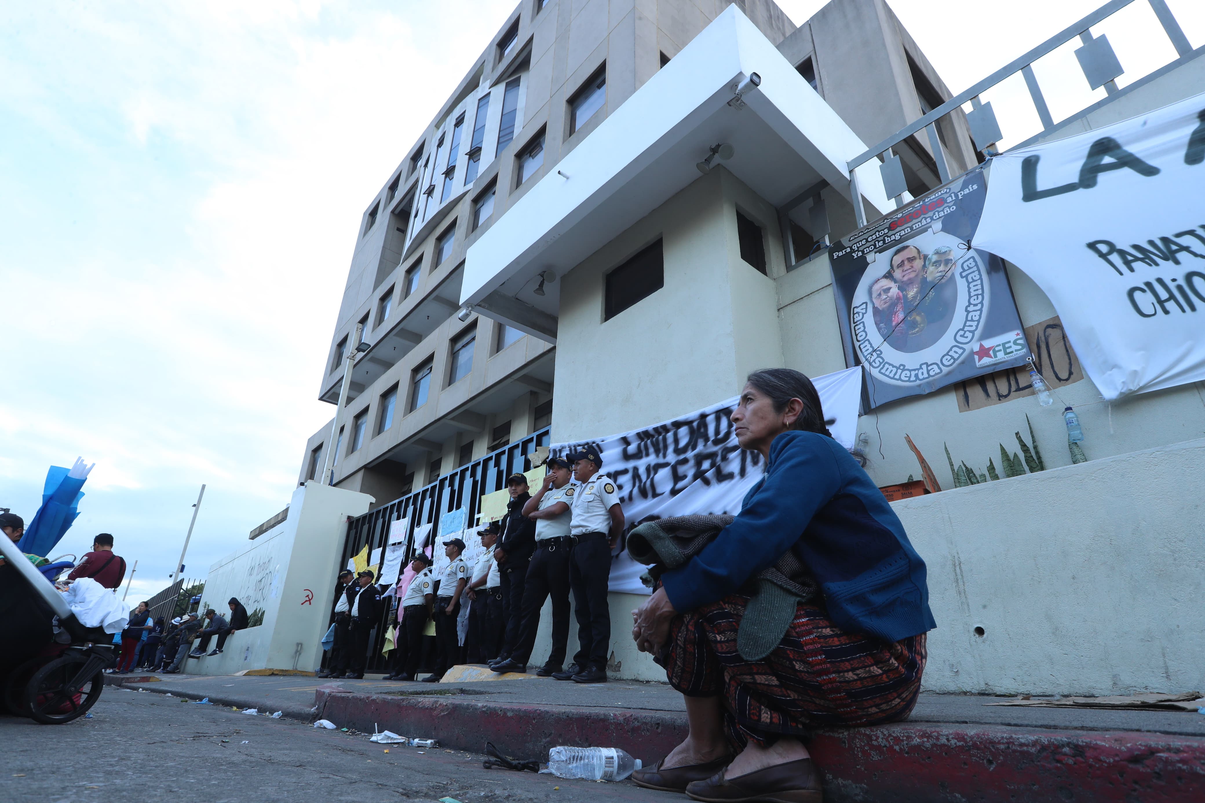 La Corte de Constitucionalidad le ha ordenado al Mingob y PNC que desalojen el frente de la sede del Ministerio Público en 6 horas. (Foto Prensa Libre: Esbin García).