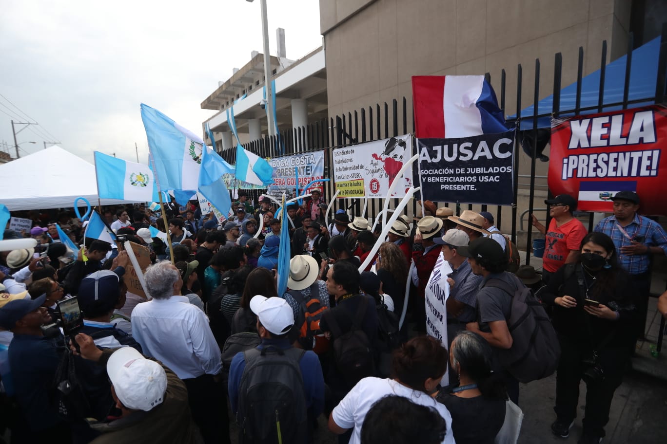 Las manifestaciones continúan frente a la sede central del MP, donde manifestantes piden la renuncia de Consuelo Porras. (Foto Prensa Libre: Juan Diego González)