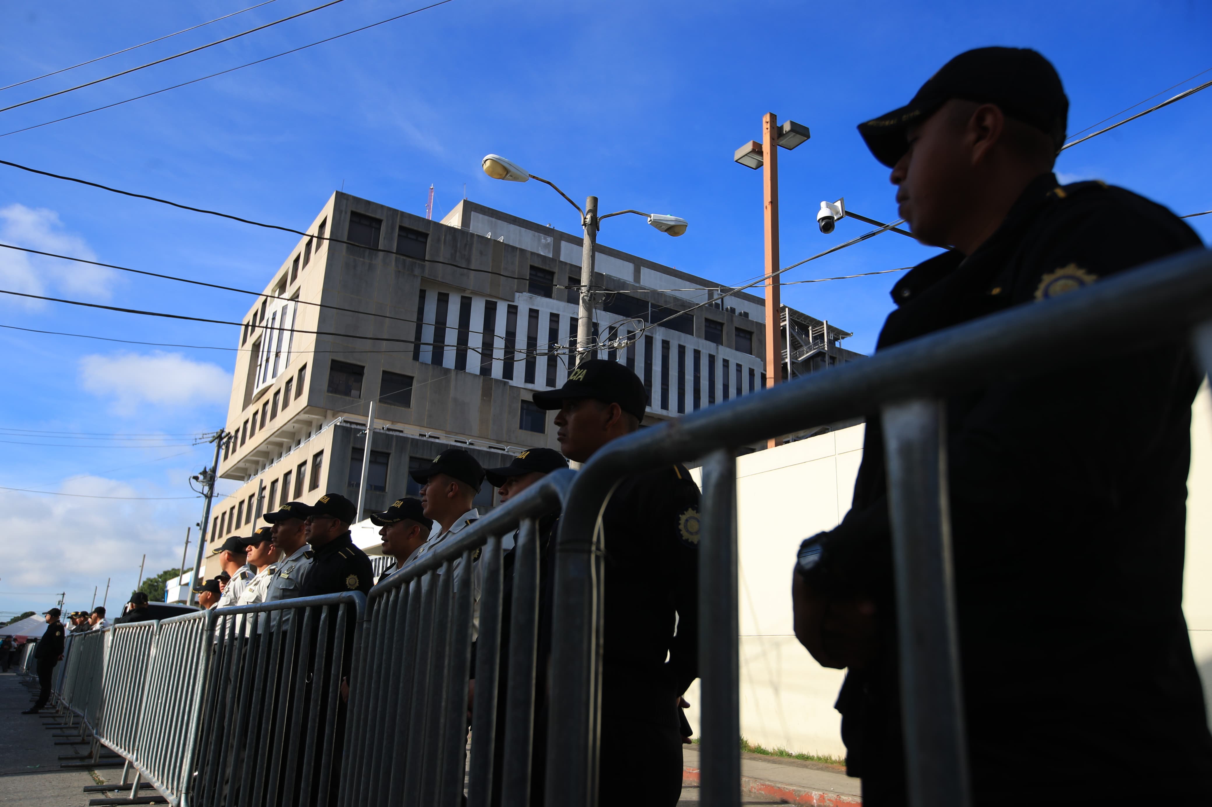PNC resguarda el edificio del MP, cuyo acceso la CC ordenó despejar. (Foto Prensa Libre: Carlos Hernández)
