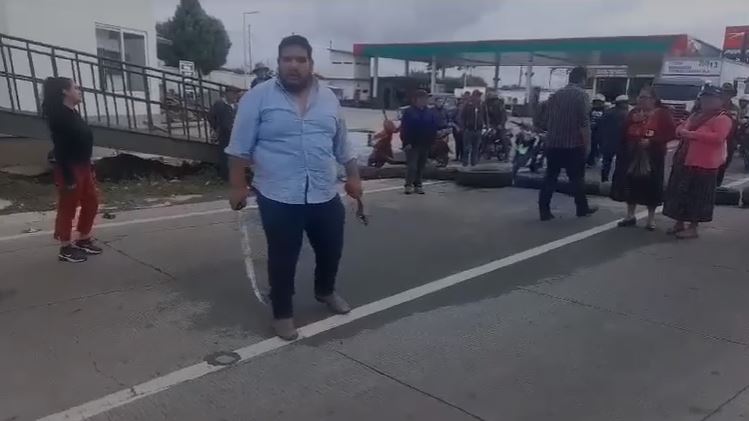 Sujetos armados con machetes desalojaron a personas que protestaban en el ingreso al municipio de Zaragoza, Chimaltenango, sobre la ruta Interamericana. (Foto Prensa Libre: captura de pantalla).