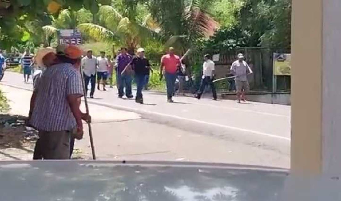 Momento en el que hombres armados llegan al bloqueo en Orizaba, Malacatán, San Marcos, para despejar la vía. (Foto Prensa Libre: captura de video)