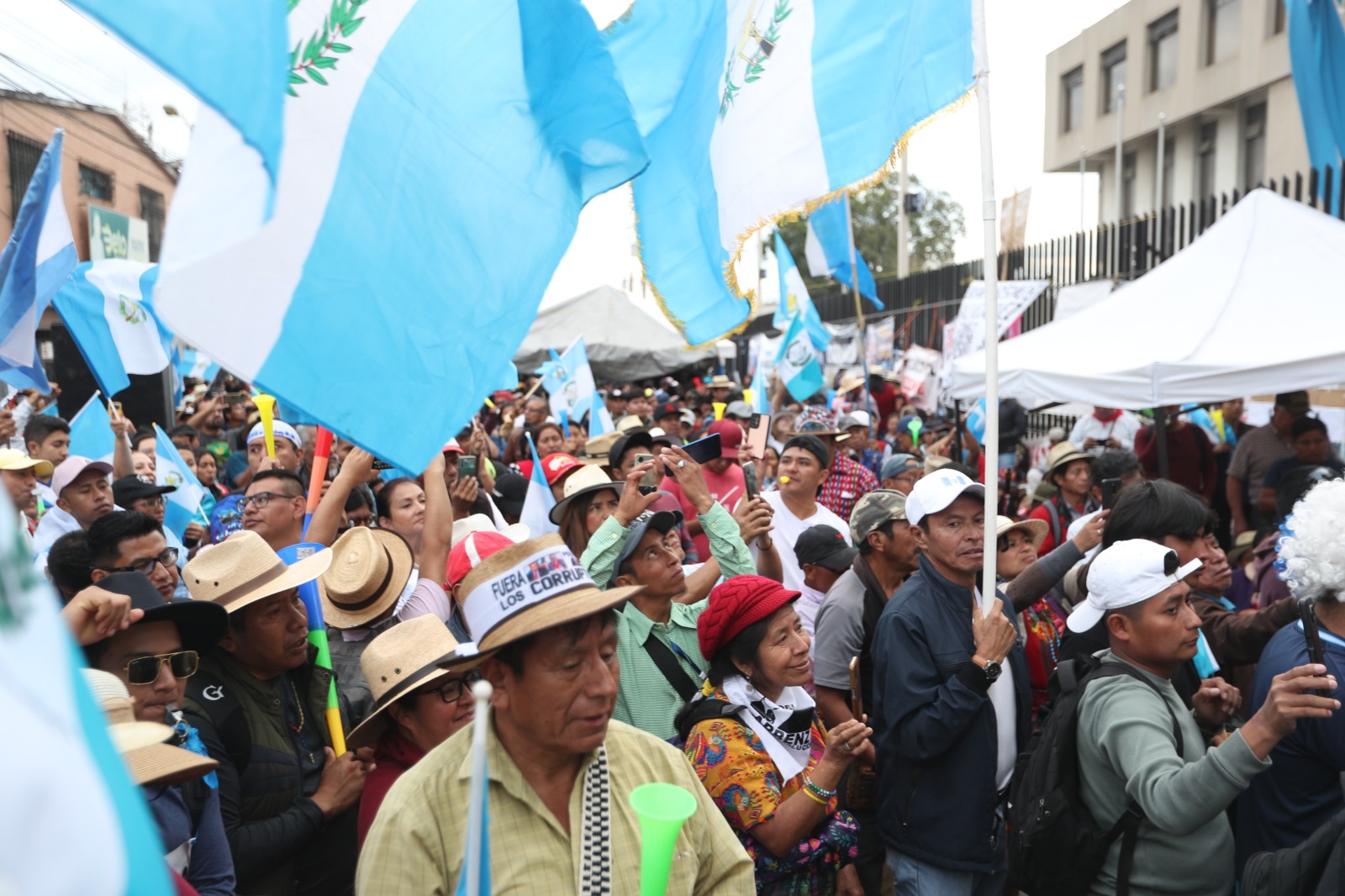Este viernes 20 de octubre, los líderes de los 48 Cantones de Totonicapán brindaron una conferencia acerca de la situación de las manifestaciones, anunciaron una reorganización y mencionaron el posible levantamiento parcial de los bloqueos en el país. (Foto Prensa Libre: Byron Rivera)