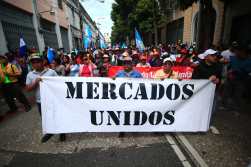 Los mercados capitalinos cerraron este miércoles 18 de octubre, para apoyar la manifestación que exige la renuncia de las autoridades del Ministerio Público y del Organismo Judicial. (Foto Prensa Libre: María José Bonilla).