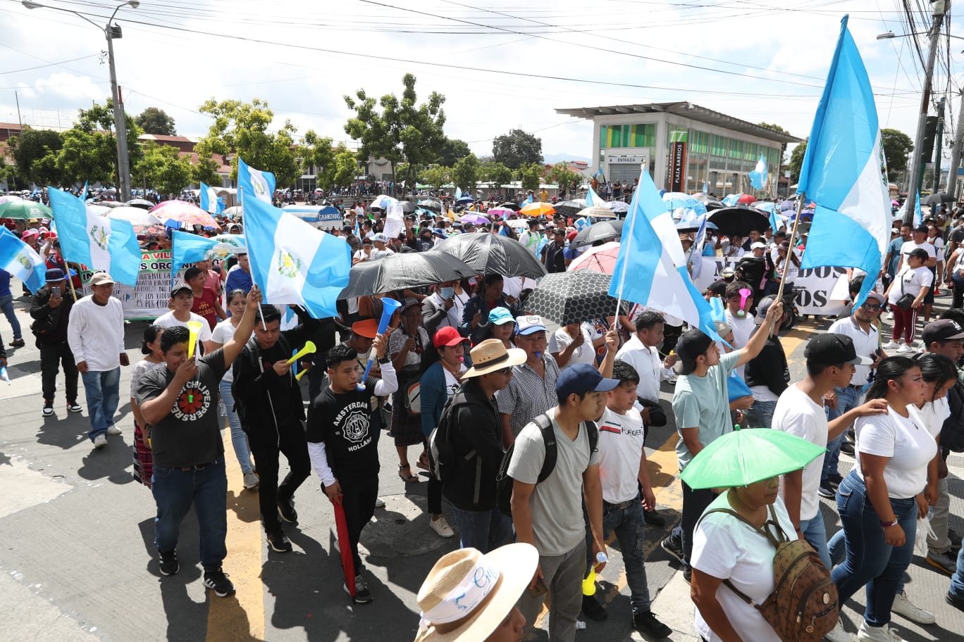 Aparte de bloqueos en carreteras o en calles de varios municipios, este 9 de octubre se sumaron miles de manifestantes en diferentes áreas de la zona Metropolitana y la provincia. (Foto, Prensa Libre:).