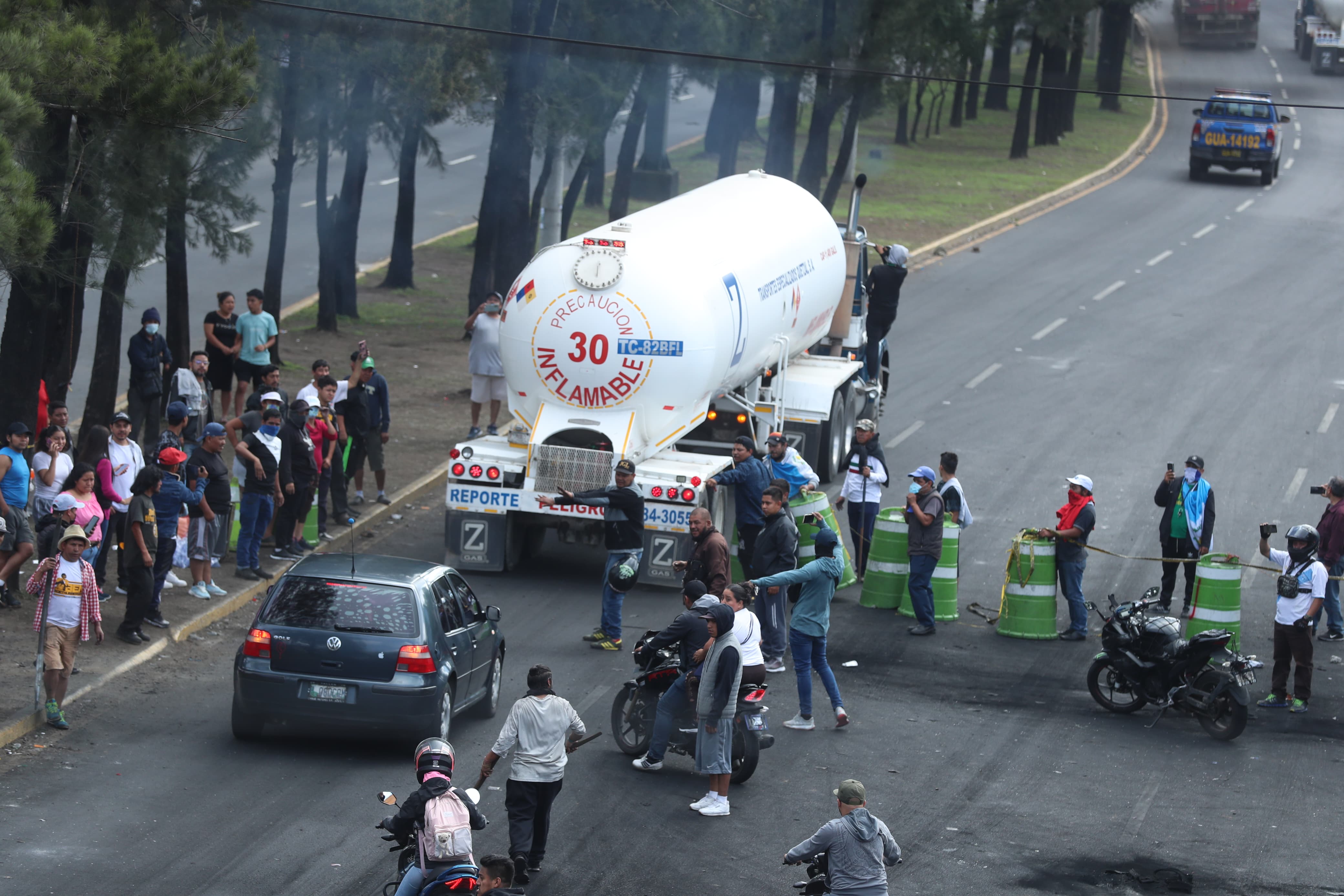 “O todos o nadie”: Dejar solo que pasen pipas de combustible genera conflictos, según transportistas