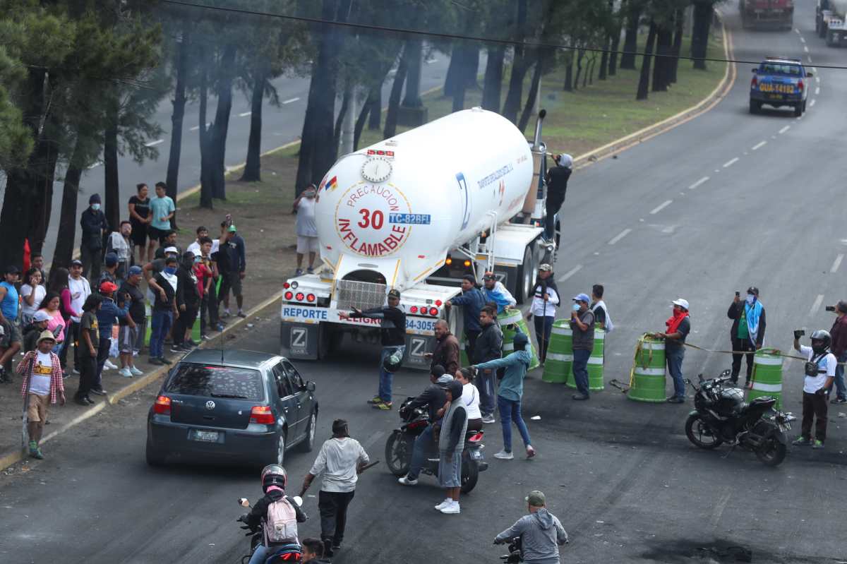 Los manifestantes han liberado algunos puntos, pero no ha funcionado porque adelante, los transportistas se encuentran con otro bloqueo. (Foto Prensa Libre: Esbin García)