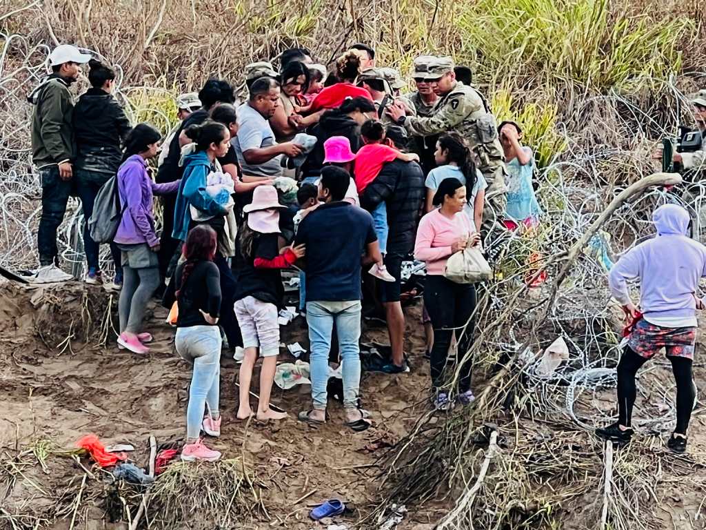 Migrantes derriban a la Guardia Nacional y el cerco de púas en la frontera de México con EEUU