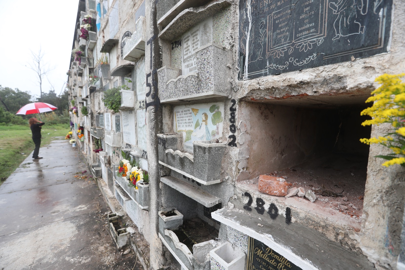 Mujer denuncia que los cuerpos de sus familiares fueron retirados del cementerio sin su consentimiento