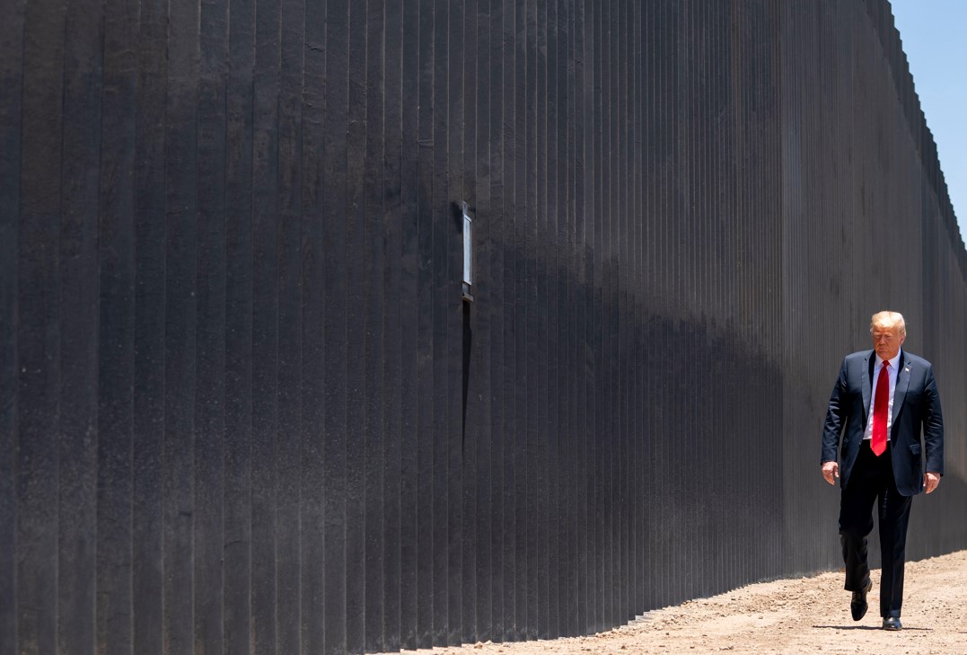 El expresidente Donald Trump en el muro fronterizo durante una conmemoración en San Luis, Arizona, en junio de 2020. Trump tuvo varias conversaciones con asesores y otros miembros de su gestión sobre el combate a los cárteles mexicanos. (Doug Mills/The New York Times)