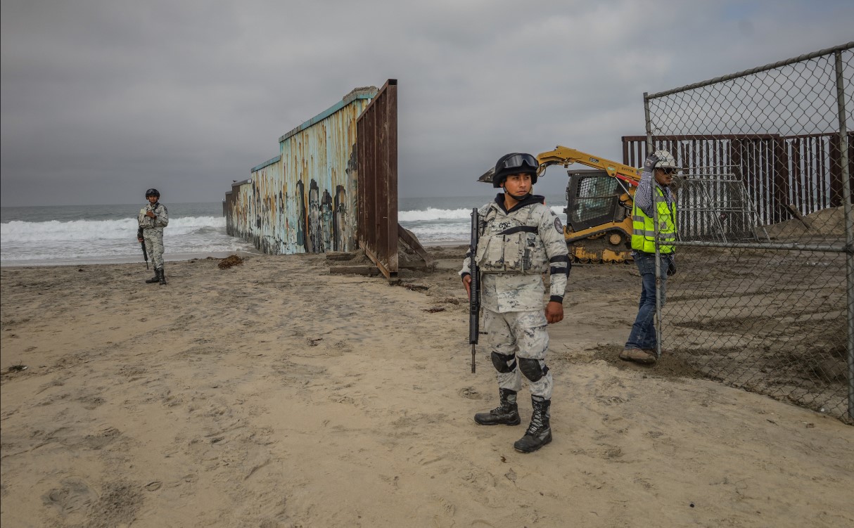 Reparación del muro fronterizo en Tijuana. (Foto Prensa Libre: EFE)