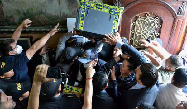 Fiscales del MP secuestran actas electorales de la sede central del TSE. (Foto Prensa Libre: Cortesía TSE)
