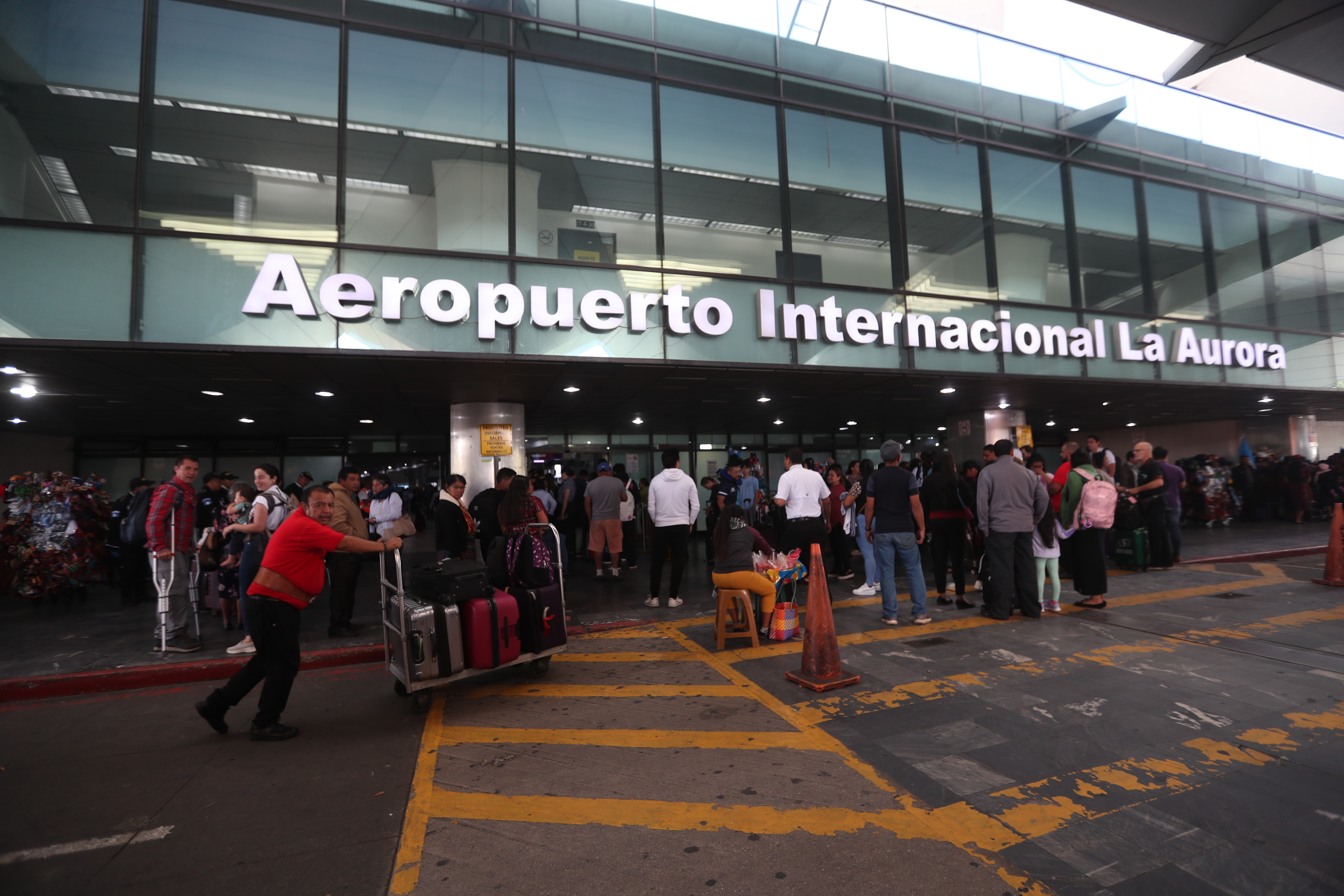 La administración del Aeropuerto Internacional La Aurora emitió recomendaciones ante al aumento de pasajeros durante la Semana Santa 2024. (Foto Prensa Libre: Erick Ávila)