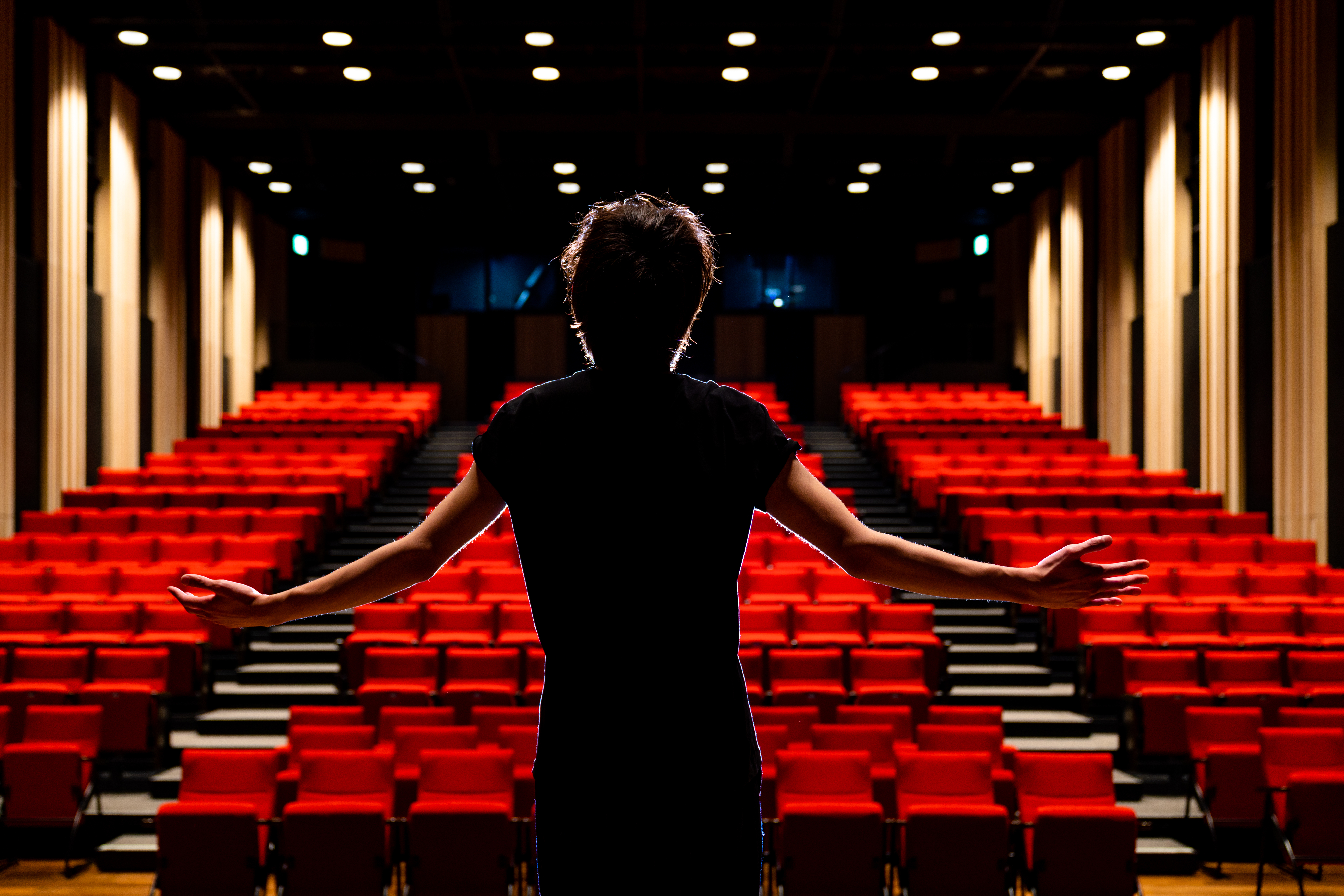 El teatro y sus beneficios terapéuticos: Cómo la dramatización facilita el autoconocimiento emocional