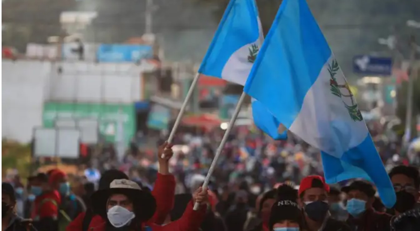 Estudio señala que el gobierno de Guatemala reprime a las oenegés, lo que atenta contra la democracia. (Foto Prensa Libre: Carlos Hernández).