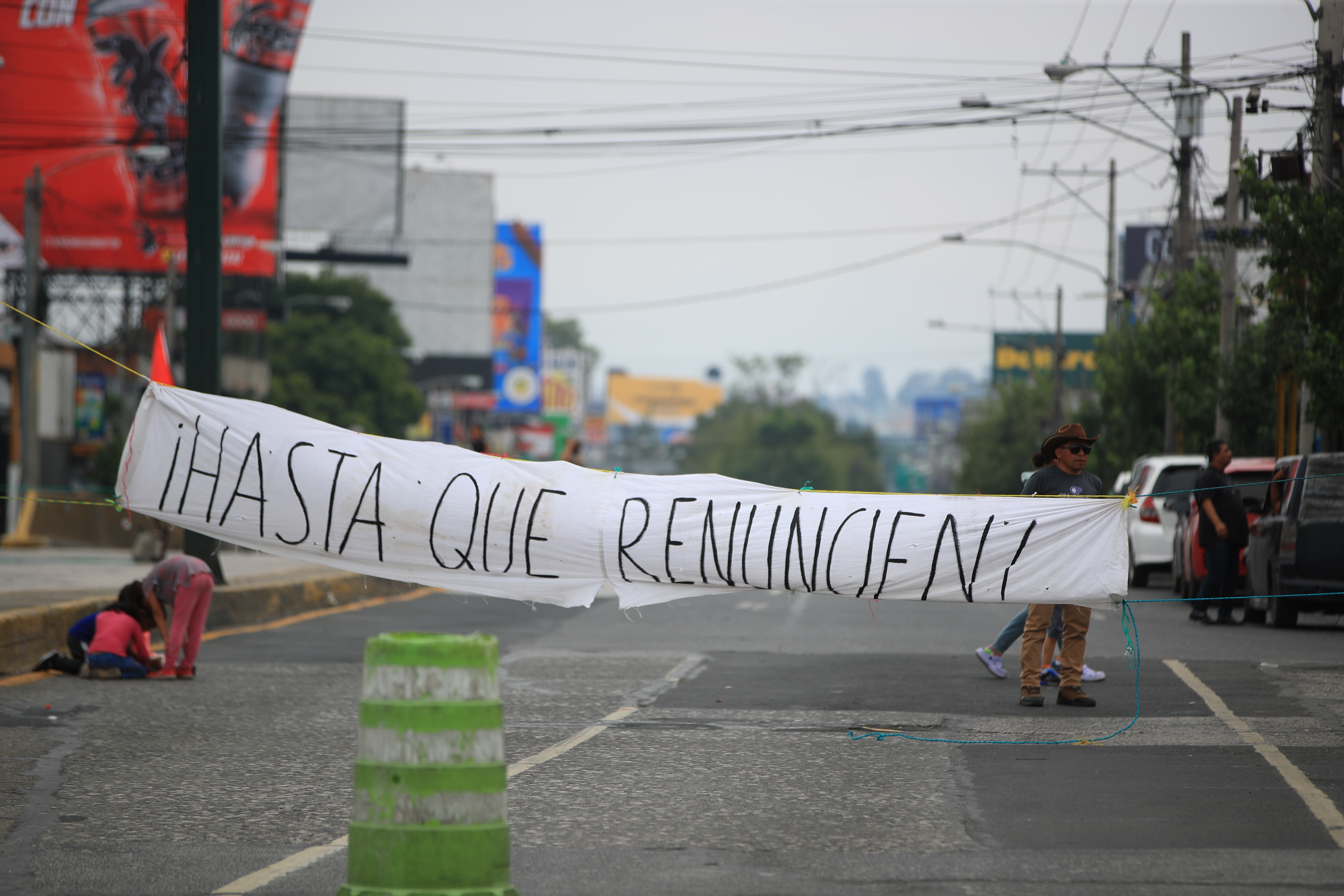 Bloqueo en la Calle Martí, zona 6. Analistas coinciden con que la desinformación busca llevar a la población a enfrentarse. (Foto Prensa Libre: Carlos Hernández)