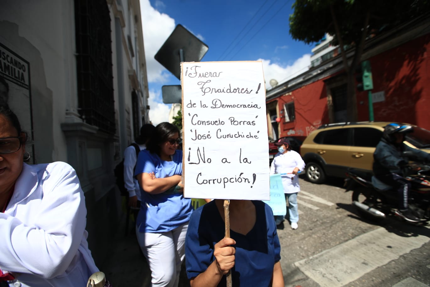 “Ahora le pedimos que renuncie”: médicos del Hospital General San Juan de Dios se unen a manifestaciones contra Consuelo Porras