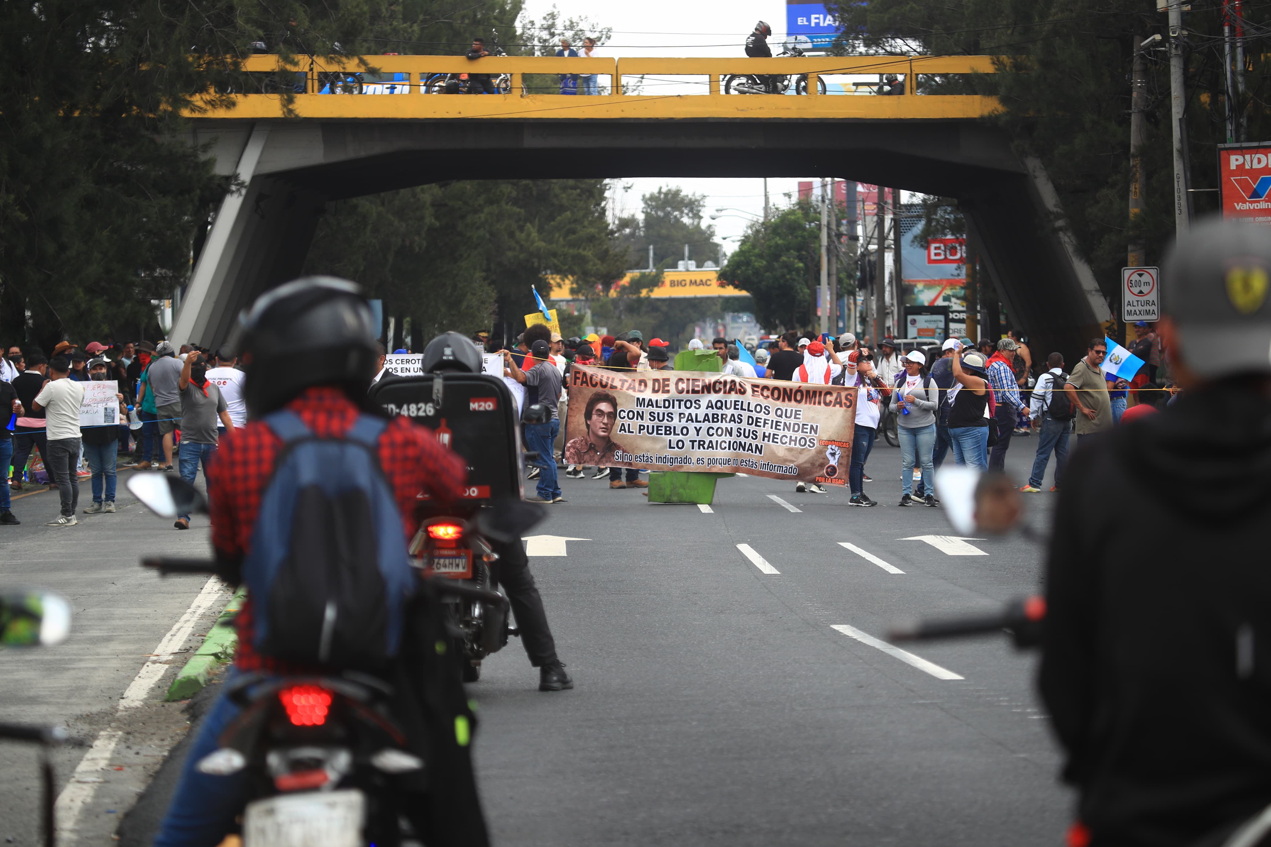 La calzada Aguilar Batres permanece bloqueada por manifestantes que exigen la renuncia de la fiscal Consuelo Porras. (Foto Prensa Libre: Carlos Hernández) 