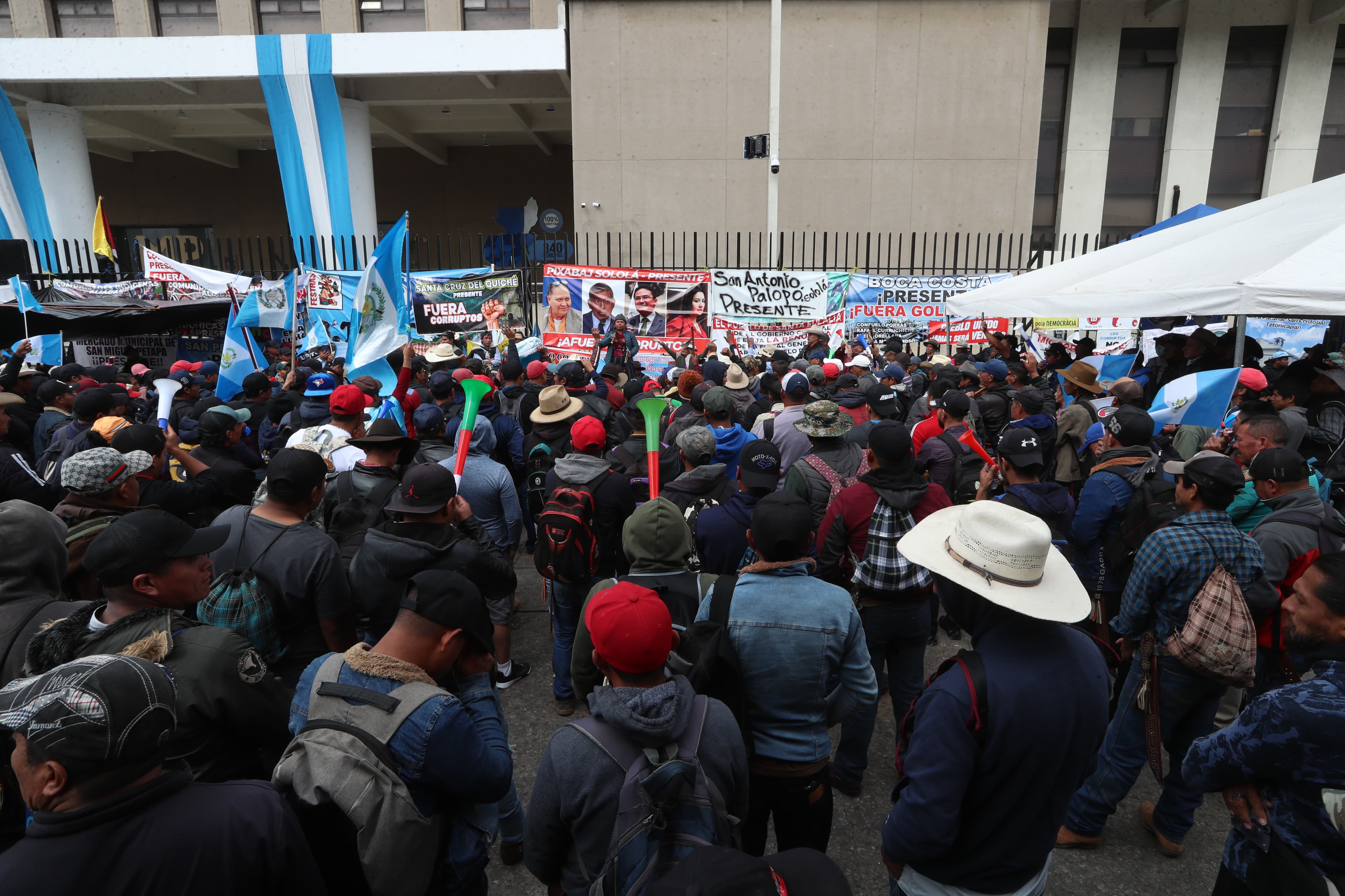 Integrantes de varias organizaciones permanecen frente al Ministerio Público para exigir la renuncia de la fiscal Consuelo Porras. (Foto Prensa Libre: Esbin García) 