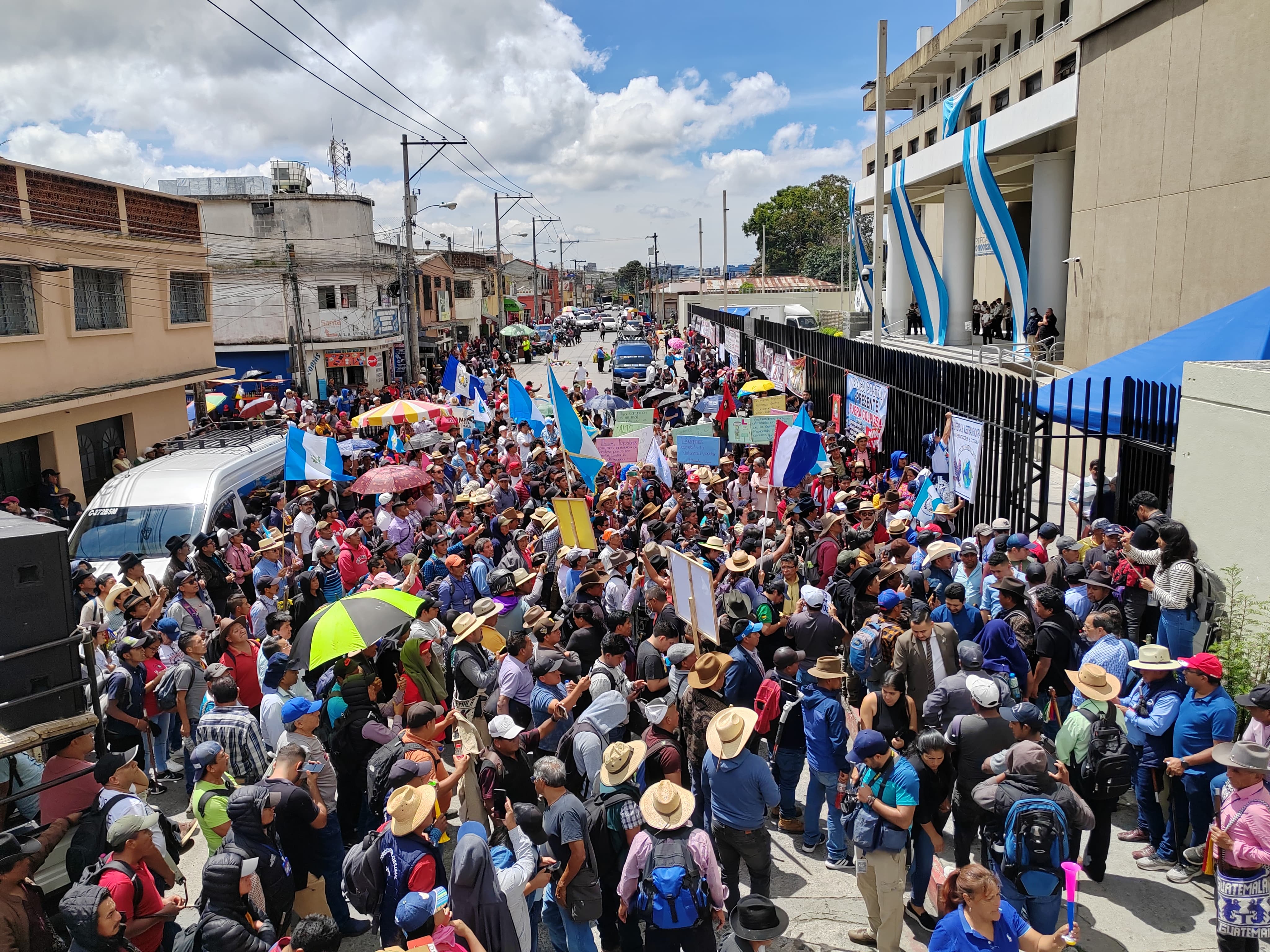 Dirigentes de varias organizaciones manifiestan frente a la sede del MP para mostrar su rechazo por las últimas acciones relacionadas con el proceso electoral.   (Foto Prensa Libre: María Reneé Barrientos)