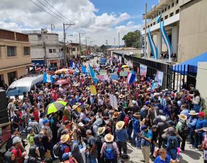 Bloqueos en Guatemala: Frente al MP y en carreteras manifestantes piden la renuncia de Consuelo Porras y otros funcionarios