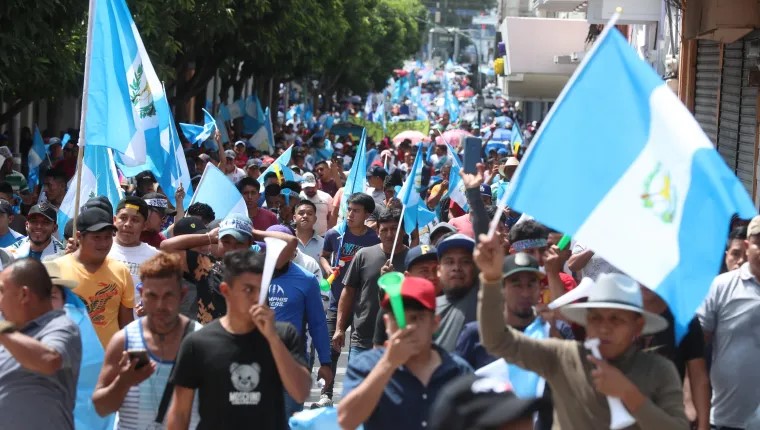 Guatemala está inmersa en jornadas de manifestaciones que exigen la renuncian de la fiscal Consuelo Porras por sus acciones en torno al proceso electoral. (Foto Prensa Libre: Esbin García) 