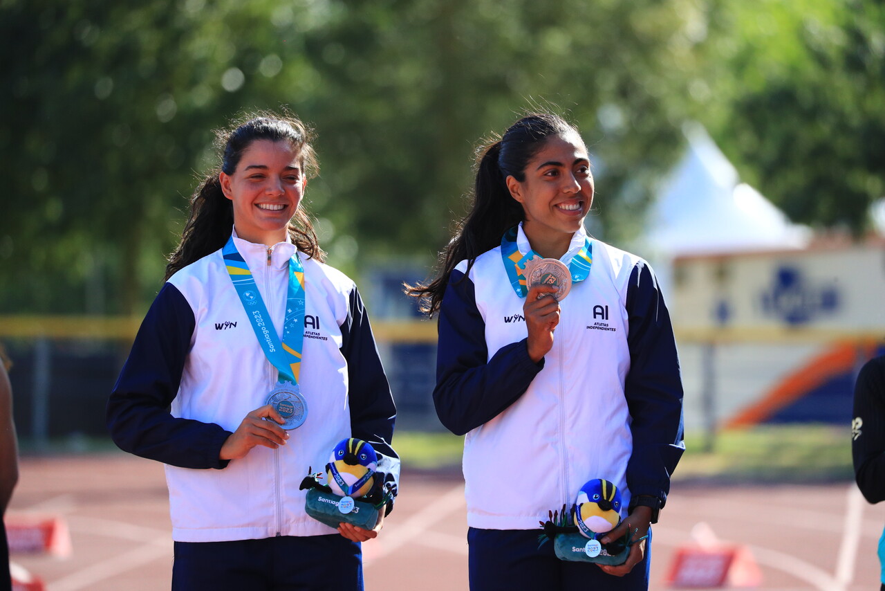 Sophia Hernández y Paula Valencia, han ganado la Medalla de Plata en el Relevo Femenino. Foto Prensa Libre (Nicolas Abalos/Santiago 2023 via Photosport)